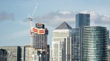 Canary Wharf Skyline, Dogs Adası gökdelenlerinin inşaatı. Canary Wharf, Londra 'daki şirket binasının zaman çizelgesi.