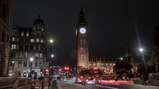 ウェストミンスターアビーとビッグベン時計塔の近くのロンドン市内中心部のタイムラプスビュー夜 ロンドンの夜の忙しい生活 — ストック動画