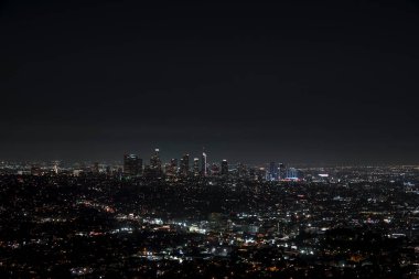 Kaliforniya şehir merkezindeki Los Angeles 'ın güzel gece manzarası yukarıdan. 4k video. Yoğun şehir hava görüntüsü.