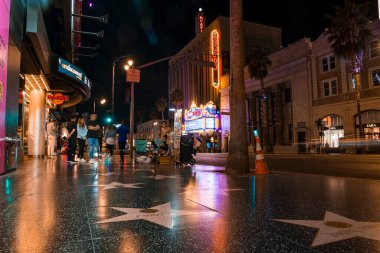 Hollywood Şöhret Yolu. Tiyatro bölgesi, geceleri ünlü bir turistik mekan. Hollywood 'da kaldırımda yıldızlar.