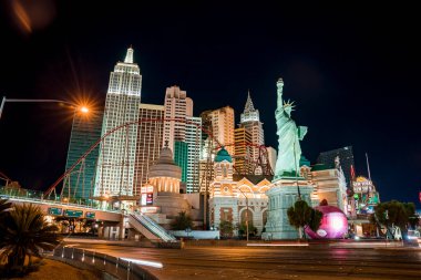 Las Vegas 'ın merkezindeki Strip' in güzel gece manzarası. Las Vegas 'ta gece hayatı. New York Oteli merkezde..