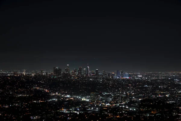 Kaliforniya şehir merkezindeki Los Angeles 'ın güzel gece manzarası yukarıdan. 4k video. Yoğun şehir hava görüntüsü.