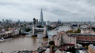 Londra 'yı Thames Nehri' ndeki Southwark 'a bağlayan İkonik Kule Köprüsü. Londra şehir merkezinin havadan görünüşü ve Londra 'nın sembolü olan Kule köprüsü.. 
