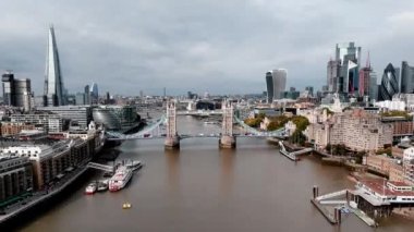 Londra 'yı Thames Nehri' ndeki Southwark 'a bağlayan İkonik Kule Köprüsü. Londra şehir merkezinin havadan görünüşü ve Londra 'nın sembolü olan Kule köprüsü.. 