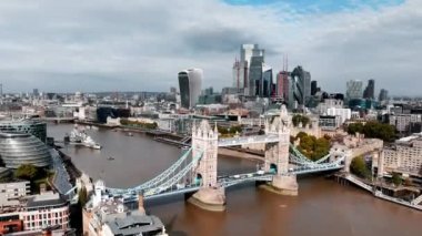 Londra 'yı Thames Nehri' ndeki Southwark 'a bağlayan İkonik Kule Köprüsü. Londra şehir merkezinin havadan görünüşü ve Londra 'nın sembolü olan Kule köprüsü.. 