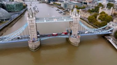 Londra 'yı Thames Nehri' ndeki Southwark 'a bağlayan İkonik Kule Köprüsü. Londra şehir merkezinin havadan görünüşü ve Londra 'nın sembolü olan Kule köprüsü.. 