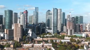 Londons İş Bölgesi için hava manzarası. Londra, İngiltere 'deki Canary Wharf Rıhtımı' nın ikonik gökdelen bankacılığı ve iş kompleksi.