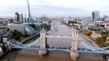 Londra 'yı Thames Nehri' ndeki Southwark 'a bağlayan İkonik Kule Köprüsü. Londra şehir merkezinin havadan görünüşü ve Londra 'nın sembolü olan Kule köprüsü.. 