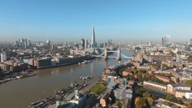 Londra 'yı Thames Nehri' ndeki Southwark 'a bağlayan İkonik Kule Köprüsü. Londra şehir merkezinin havadan görünüşü ve Londra 'nın sembolü olan Kule köprüsü.. 