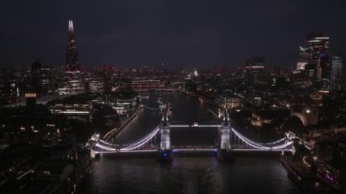 Gece vakti aydınlık Tower Köprüsü 'ne ve Londra, İngiltere' nin ufuk çizgisine giden hava manzarası. Londra 'nın güzel merkezi. 
