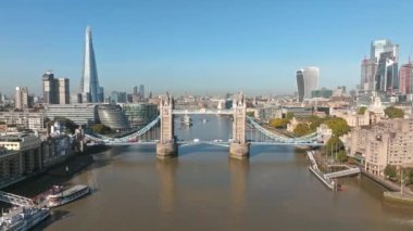 Londra 'yı Thames Nehri' ndeki Southwark 'a bağlayan İkonik Kule Köprüsü. Londra şehir merkezinin havadan görünüşü ve Londra 'nın sembolü olan Kule köprüsü.. 