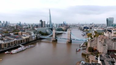 Londra 'yı Thames Nehri' ndeki Southwark 'a bağlayan İkonik Kule Köprüsü. Londra şehir merkezinin havadan görünüşü ve Londra 'nın sembolü olan Kule köprüsü.. 