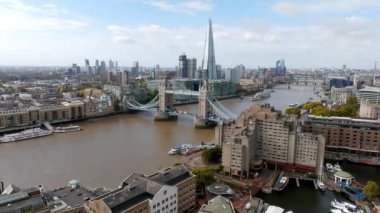 Londra 'yı Thames Nehri' ndeki Southwark 'a bağlayan İkonik Kule Köprüsü. Londra şehir merkezinin havadan görünüşü ve Londra 'nın sembolü olan Kule köprüsü.. 