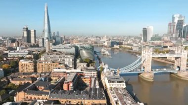 Londra 'yı Thames Nehri' ndeki Southwark 'a bağlayan İkonik Kule Köprüsü. Londra şehir merkezinin havadan görünüşü ve Londra 'nın sembolü olan Kule köprüsü.. 