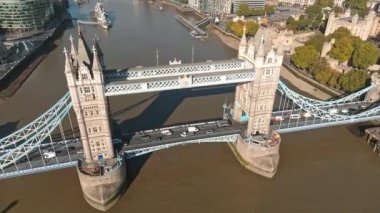 Londra 'yı Thames Nehri' ndeki Southwark 'a bağlayan İkonik Kule Köprüsü. Londra şehir merkezinin havadan görünüşü ve Londra 'nın sembolü olan Kule köprüsü.. 