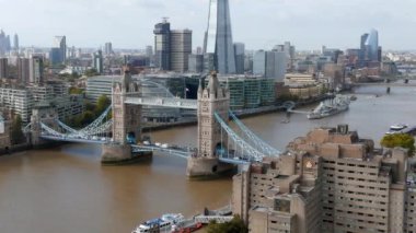 Londra 'yı Thames Nehri' ndeki Southwark 'a bağlayan İkonik Kule Köprüsü. Londra şehir merkezinin havadan görünüşü ve Londra 'nın sembolü olan Kule köprüsü.. 