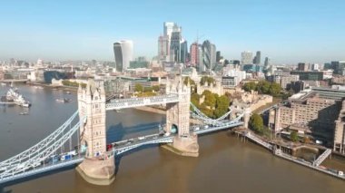 Londra 'yı Thames Nehri' ndeki Southwark 'a bağlayan İkonik Kule Köprüsü. Londra şehir merkezinin havadan görünüşü ve Londra 'nın sembolü olan Kule köprüsü.. 