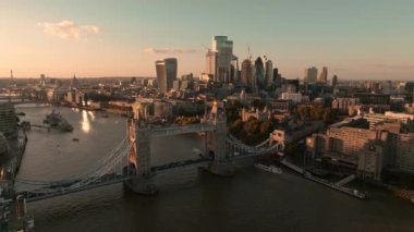 Gün batımında İkonik Kule Köprüsü. Londra 'yı Thames Nehri' ndeki Southwark 'a bağlıyorum. Londra şehir merkezinin hava günbatımı manzarası ve Londra 'nın Tower Köprüsü. 