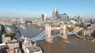 Londra 'yı Thames Nehri' ndeki Southwark 'a bağlayan İkonik Kule Köprüsü. Londra şehir merkezinin havadan görünüşü ve Londra 'nın sembolü olan Kule köprüsü.. 