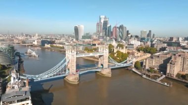 Londra 'yı Thames Nehri' ndeki Southwark 'a bağlayan İkonik Kule Köprüsü. Londra şehir merkezinin havadan görünüşü ve Londra 'nın sembolü olan Kule köprüsü.. 