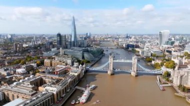 Londra 'yı Thames Nehri' ndeki Southwark 'a bağlayan İkonik Kule Köprüsü. Londra şehir merkezinin havadan görünüşü ve Londra 'nın sembolü olan Kule köprüsü.. 
