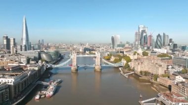 Londra 'yı Thames Nehri' ndeki Southwark 'a bağlayan İkonik Kule Köprüsü. Londra şehir merkezinin havadan görünüşü ve Londra 'nın sembolü olan Kule köprüsü.. 