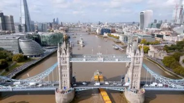 Londra 'yı Thames Nehri' ndeki Southwark 'a bağlayan İkonik Kule Köprüsü. Londra şehir merkezinin havadan görünüşü ve Londra 'nın sembolü olan Kule köprüsü.. 