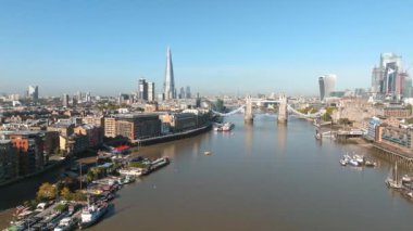 Londra 'yı Thames Nehri' ndeki Southwark 'a bağlayan İkonik Kule Köprüsü. Londra şehir merkezinin havadan görünüşü ve Londra 'nın sembolü olan Kule köprüsü.. 