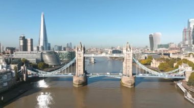 Londra 'yı Thames Nehri' ndeki Southwark 'a bağlayan İkonik Kule Köprüsü. Londra şehir merkezinin havadan görünüşü ve Londra 'nın sembolü olan Kule köprüsü.. 