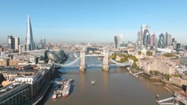 Londra 'yı Thames Nehri' ndeki Southwark 'a bağlayan İkonik Kule Köprüsü. Londra şehir merkezinin havadan görünüşü ve Londra 'nın sembolü olan Kule köprüsü.. 
