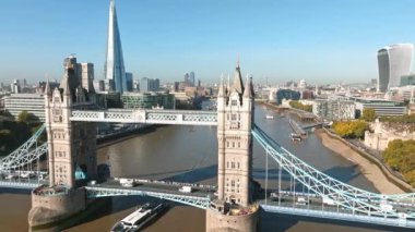 Londra 'yı Thames Nehri' ndeki Southwark 'a bağlayan İkonik Kule Köprüsü. Londra şehir merkezinin havadan görünüşü ve Londra 'nın sembolü olan Kule köprüsü.. 