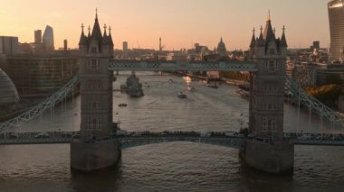 Gün batımında İkonik Kule Köprüsü. Londra 'yı Thames Nehri' ndeki Southwark 'a bağlıyorum. Londra şehir merkezinin hava günbatımı manzarası ve Londra 'nın Tower Köprüsü. 