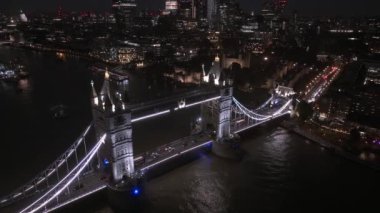 Gece vakti aydınlık Tower Köprüsü 'ne ve Londra, İngiltere' nin ufuk çizgisine giden hava manzarası. Londra 'nın güzel merkezi. 