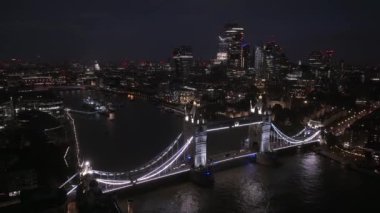 Gece vakti aydınlık Tower Köprüsü 'ne ve Londra, İngiltere' nin ufuk çizgisine giden hava manzarası. Londra 'nın güzel merkezi. 