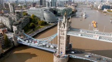 Londra 'yı Thames Nehri' ndeki Southwark 'a bağlayan İkonik Kule Köprüsü. Londra şehir merkezinin havadan görünüşü ve Londra 'nın sembolü olan Kule köprüsü.. 