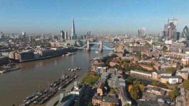 Londra 'yı Thames Nehri' ndeki Southwark 'a bağlayan İkonik Kule Köprüsü. Londra şehir merkezinin havadan görünüşü ve Londra 'nın sembolü olan Kule köprüsü.. 