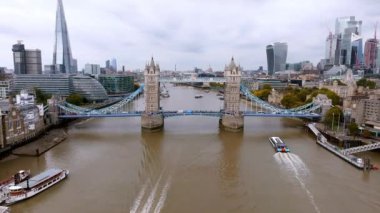 Londra 'yı Thames Nehri' ndeki Southwark 'a bağlayan İkonik Kule Köprüsü. Londra şehir merkezinin havadan görünüşü ve Londra 'nın sembolü olan Kule köprüsü.. 