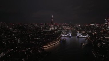 Gece vakti aydınlık Tower Köprüsü 'ne ve Londra, İngiltere' nin ufuk çizgisine giden hava manzarası. Londra 'nın güzel merkezi. 