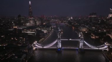 Gece vakti aydınlık Tower Köprüsü 'ne ve Londra, İngiltere' nin ufuk çizgisine giden hava manzarası. Londra 'nın güzel merkezi. 