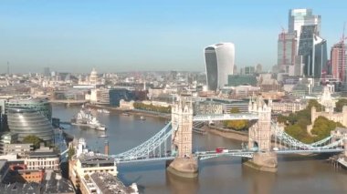 Londra 'yı Thames Nehri' ndeki Southwark 'a bağlayan İkonik Kule Köprüsü. Londra şehir merkezinin havadan görünüşü ve Londra 'nın sembolü olan Kule köprüsü.. 