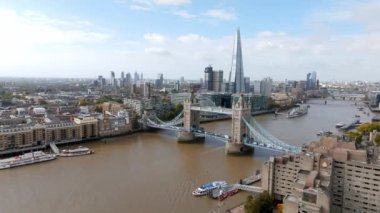 Londra 'yı Thames Nehri' ndeki Southwark 'a bağlayan İkonik Kule Köprüsü. Londra şehir merkezinin havadan görünüşü ve Londra 'nın sembolü olan Kule köprüsü.. 