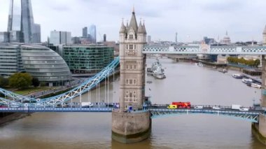 Londra 'yı Thames Nehri' ndeki Southwark 'a bağlayan İkonik Kule Köprüsü. Londra şehir merkezinin havadan görünüşü ve Londra 'nın sembolü olan Kule köprüsü.. 