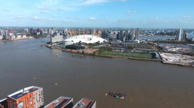 Londra 'daki Kuzey Greenwich Yarımadası' ndaki O2 Arena 'nın ikonik konser salonuna kuşların bakış açısı. Güzel şehir Londra yukarıdan.