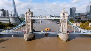 Kargo gemisi Londra 'da Thames nehrinden geçiyor. Tower Köprüsü' nün tam altında. Londra 'nın sembolü..