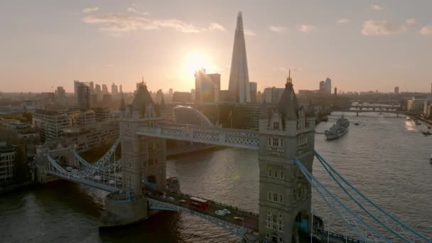 Most Iconic Tower Při Západu Slunce Spojení Londýna Southwarkem Řece — Stock video
