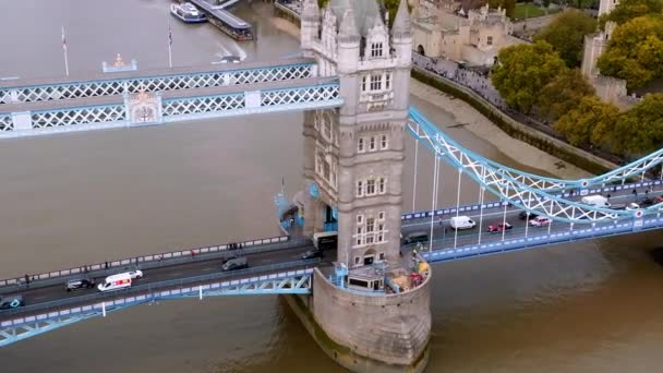 在泰晤士河上连接伦敦和南华克的冰锥塔桥 伦敦市中心的空中景观与伦敦塔桥的象征 — 图库视频影像