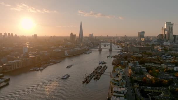 日没の象徴的なタワーブリッジ ロンドンとテムズ川のサザークを結ぶ ロンドン市内中心部の空中日没ビューとロンドンのタワーブリッジ — ストック動画