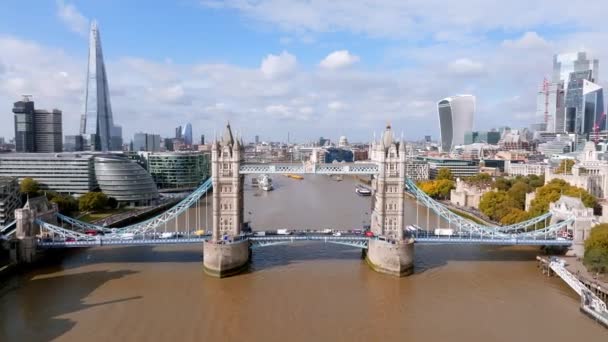 ロンドンとテムズ川のサウスワークを結ぶ象徴的なタワーブリッジ ロンドン中心部とタワーブリッジの空中ビューは ロンドンのシンボル — ストック動画