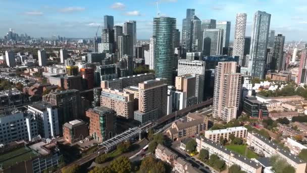 ロンドンビジネス地区の空中ビュー 象徴的な超高層ビル銀行とカナリーワーフのビジネス複合体 ロンドンのドックランズ イギリス — ストック動画