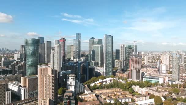 ロンドンビジネス地区の空中ビュー 象徴的な超高層ビル銀行とカナリーワーフのビジネス複合体 ロンドンのドックランズ イギリス — ストック動画